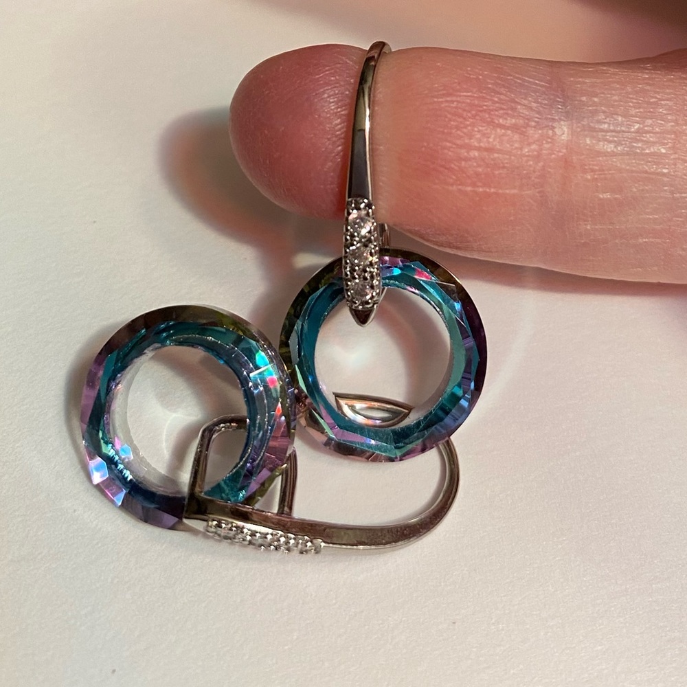 Enlightening Dangle Earrings w Swarovski Crystals! NWOT!!